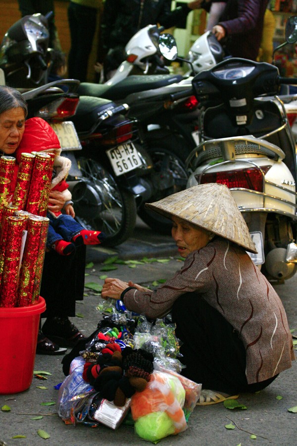 Cụ già bán hàng rong trên phố Hàng Lược